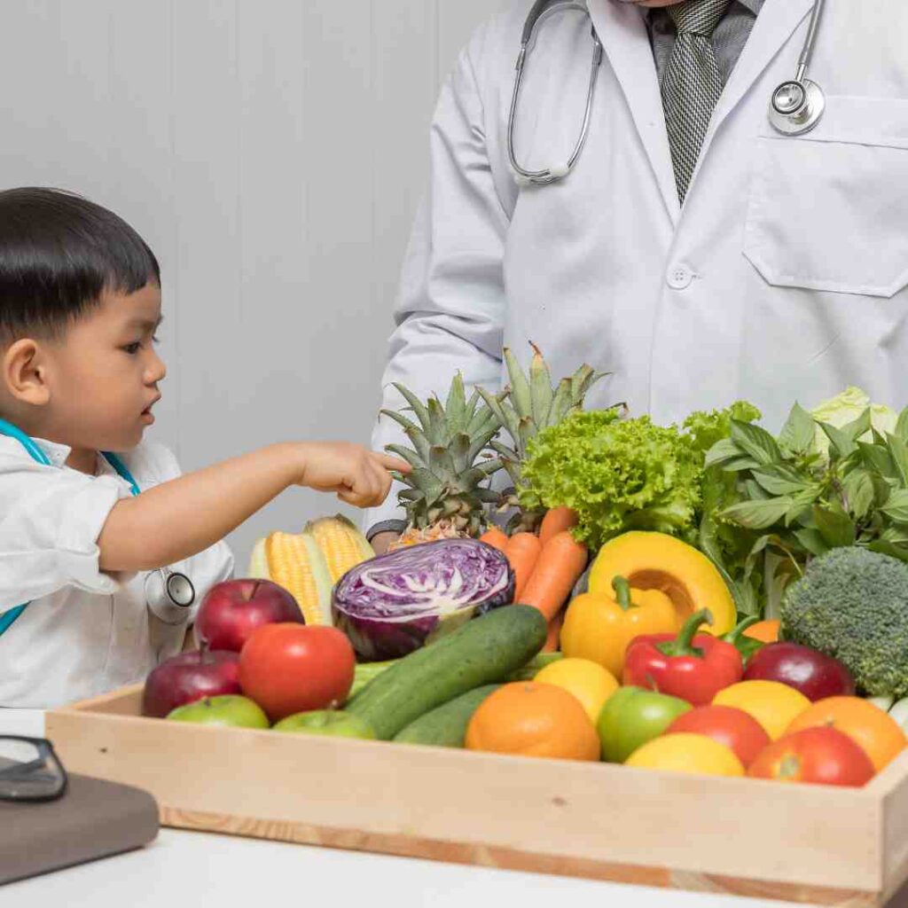 Quand et comment commencer la diversification alimentaire pour bébé ? Conseils d’un pédiatre pour une introduction réussie.