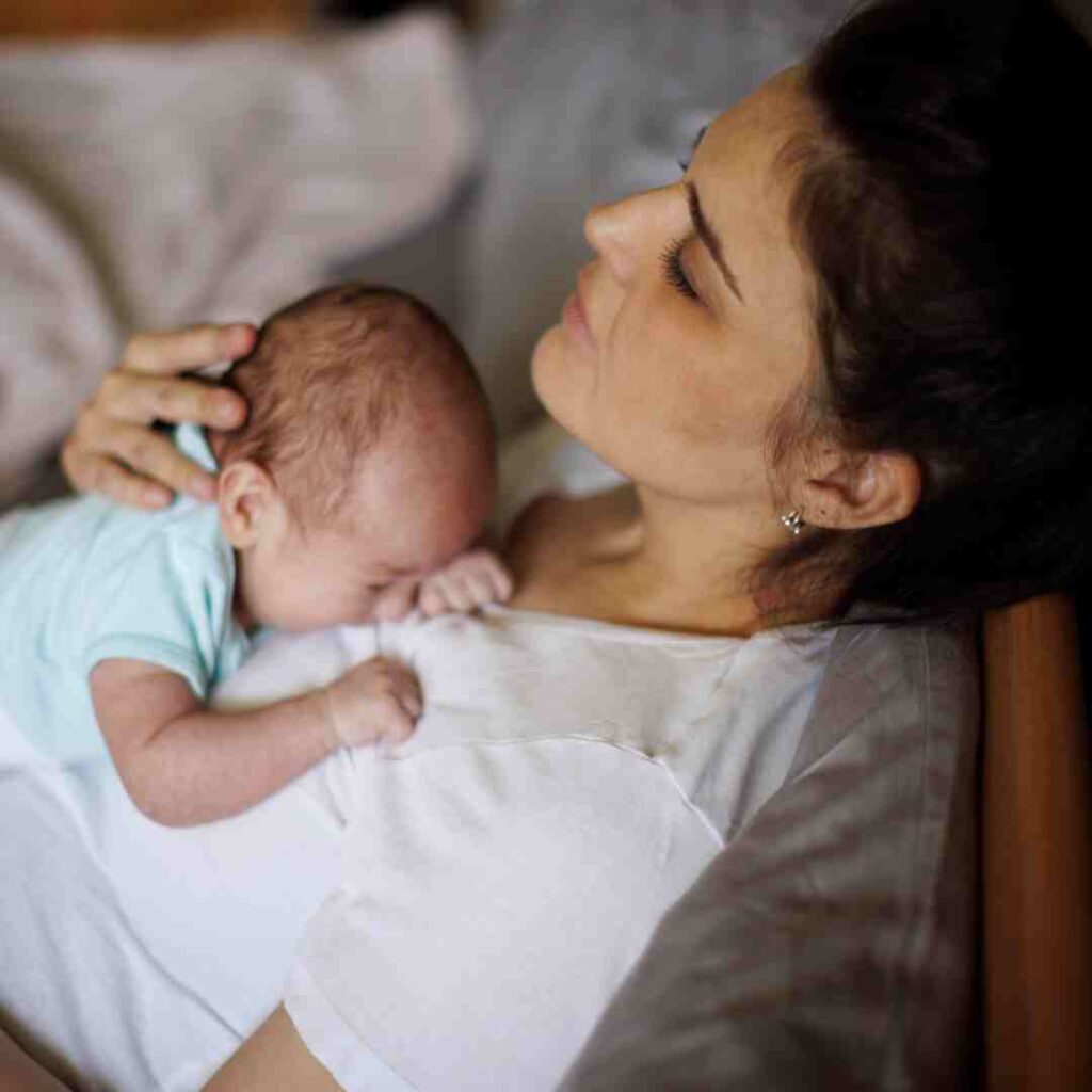 Gérer les pleurs et colères : l’importance du contact peau à peau pour rassurer un bébé